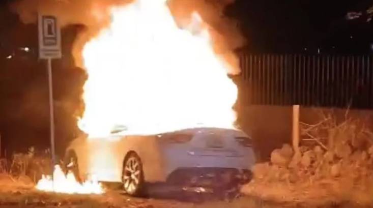 Hallan vehículos calcinados y ponchallantas en El Arenal