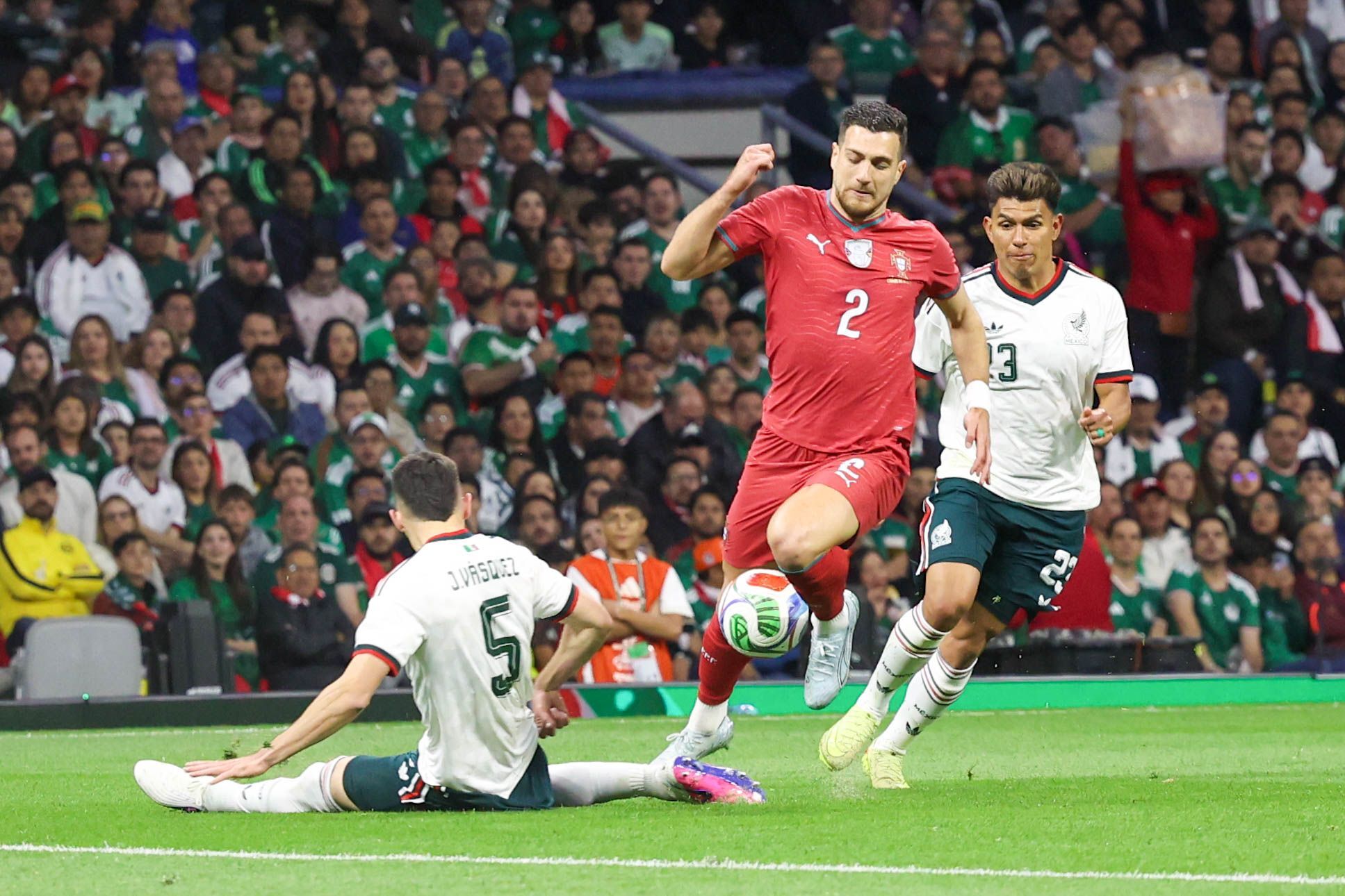 México sobrevive al acoso de Portugal y empata sin goles en el Estadio Azteca