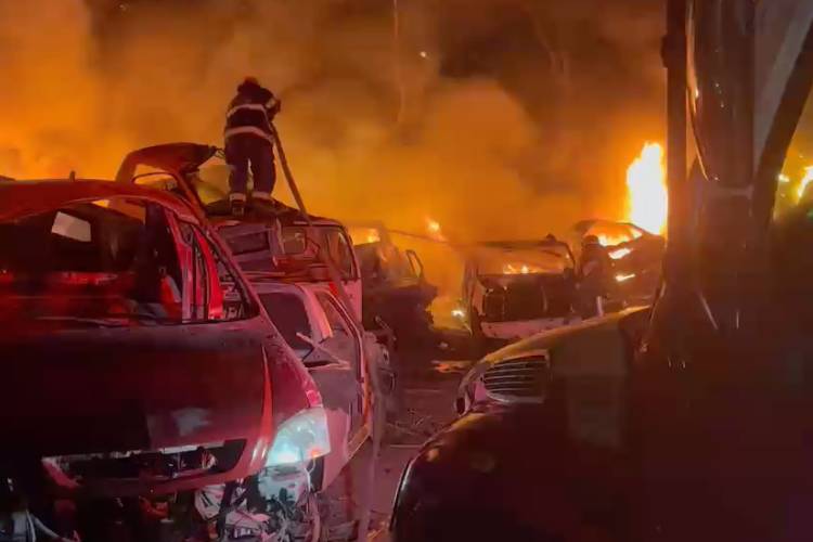 Bomberos de Tlaquepaque sofocan incendio en negocio de autopartes