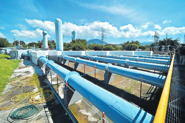 Vecinos denuncian cortes de agua y fugas sin atención en colonias de Guadalajara y Zapopan