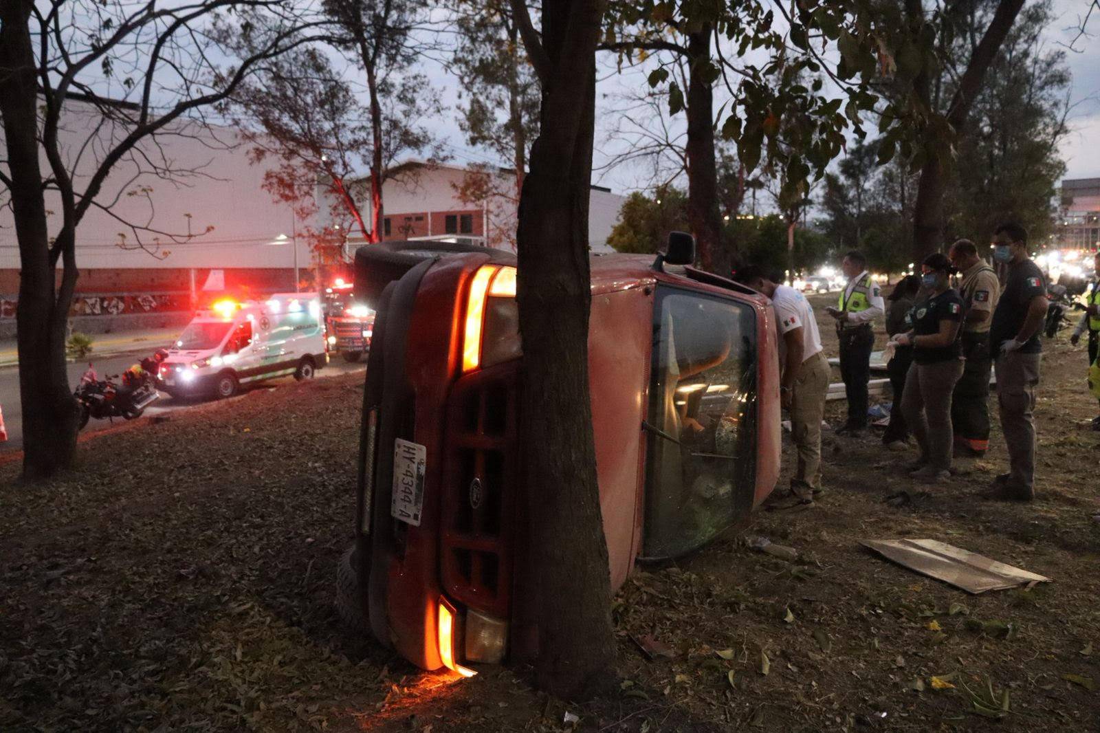 Fatal volcadura deja un muerto en Zapopan