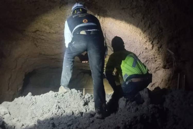 Rescatan con vida a uno de los 4 mineros atrapados tras 100 horas de trabajo