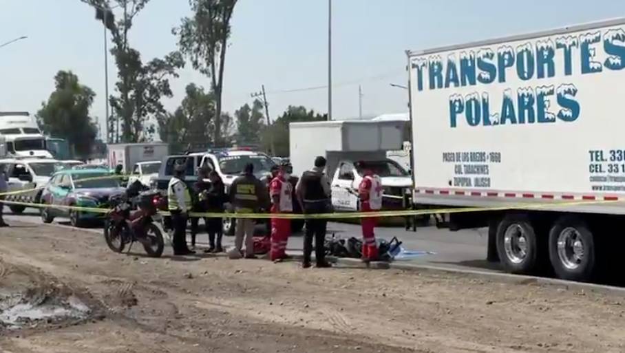 Muere motociclista tras ser arrollado por tráiler