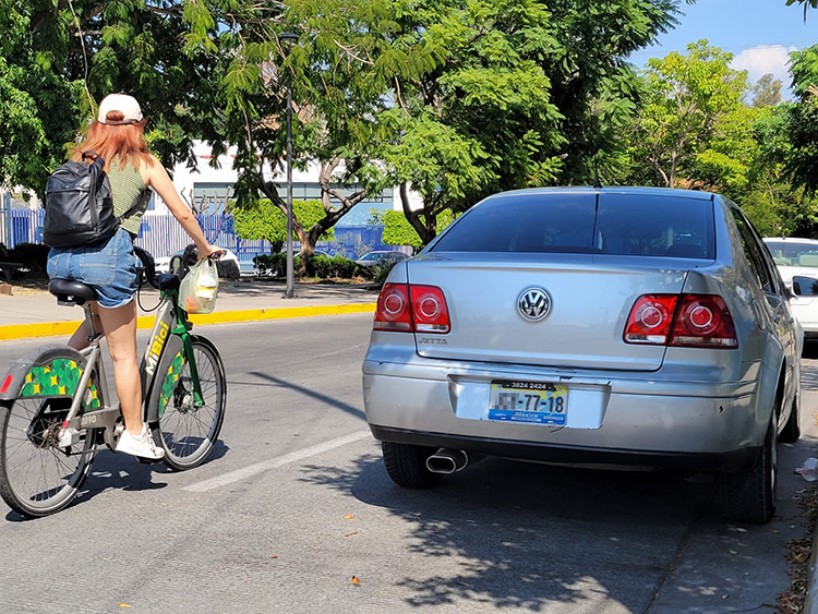 Placas por entregar, 26% de las compradas para paquete 3x1