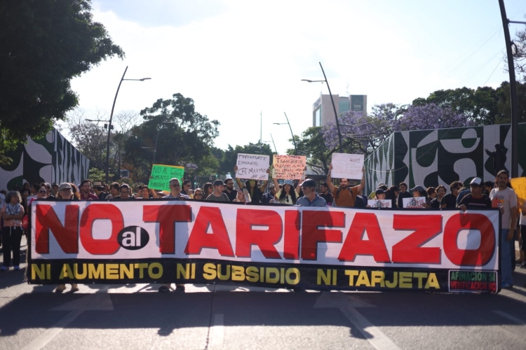 Protestan contra aumento al transporte público; exigen tarifa de 9.50 