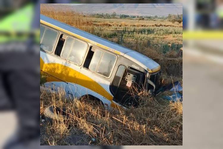 Se accidenta camión de pasajeros en carretera