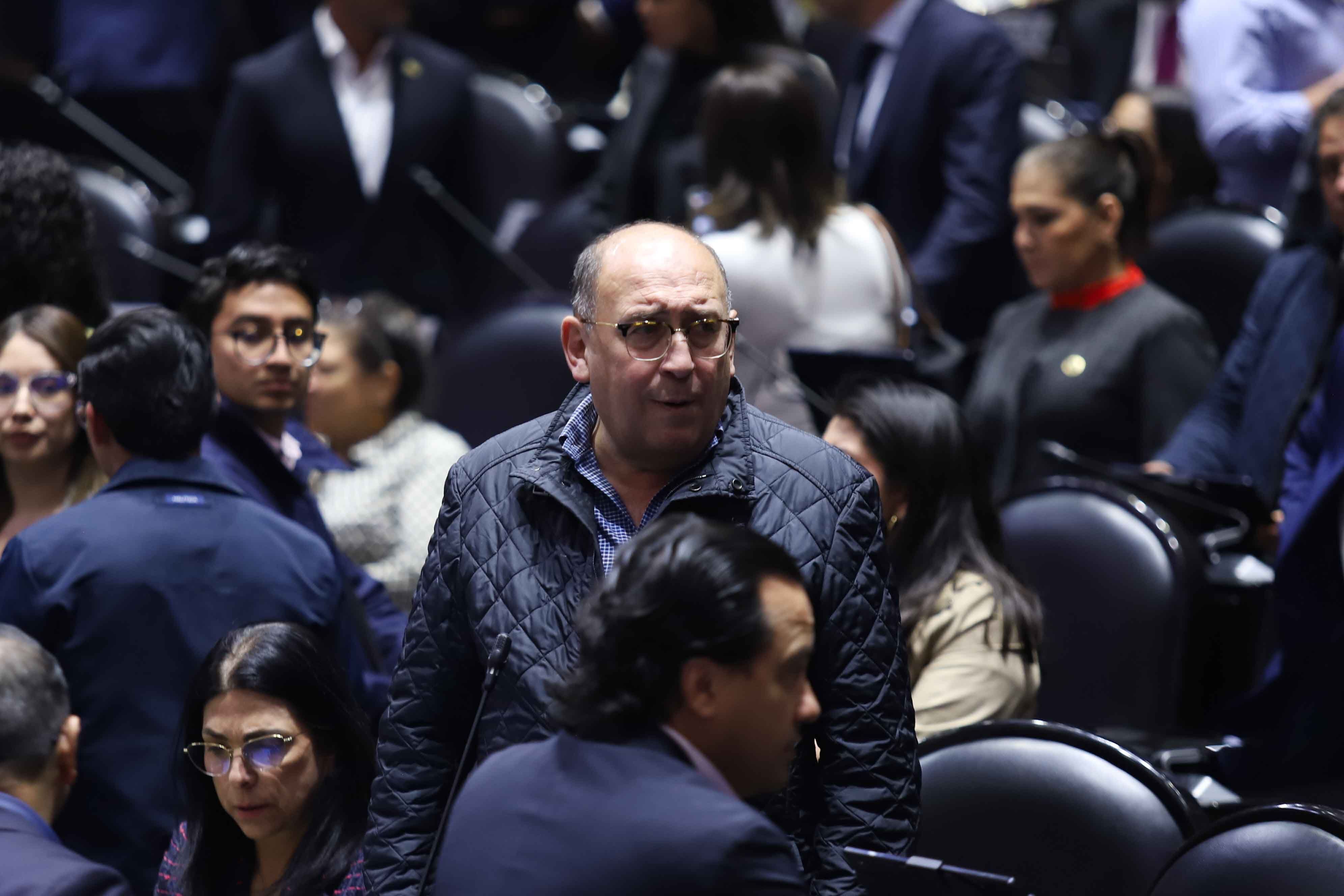 Diputados del PRI proponen frenar comisiones en cuentas de ahorro y nómina