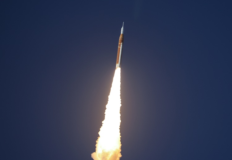 Artemis II supera minutos críticos tras el despegue rumbo a la Luna