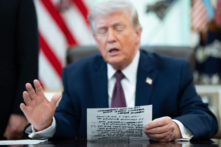 Trump carga contra la OTAN, Macron y Starmer