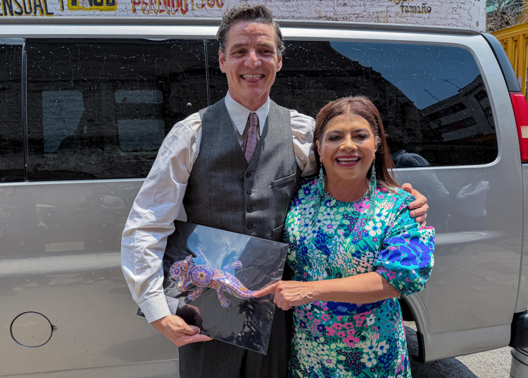 Alcaldesa le hace un regalo a Pedro Pascal