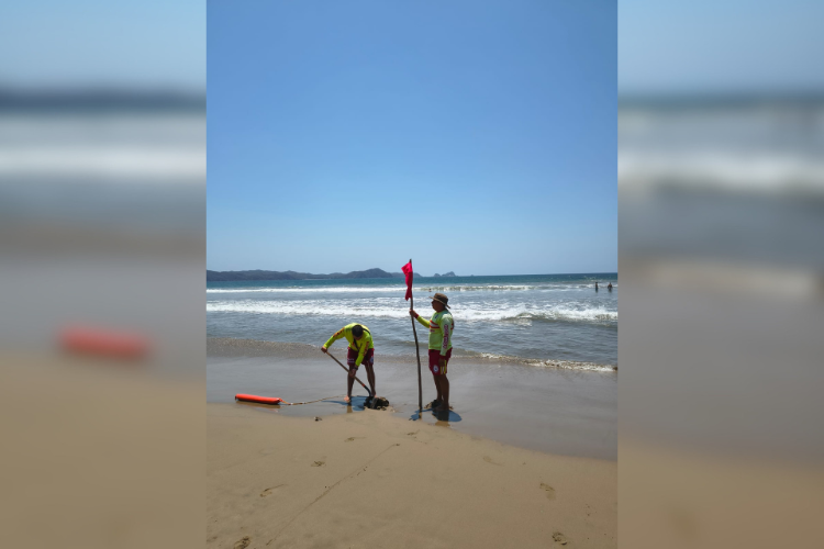 Rescatan a menor en playa Boca de Iguanas