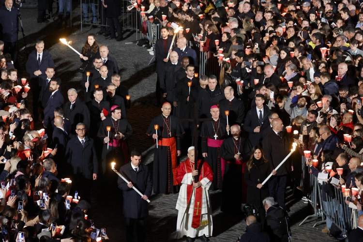 León XIV recupera la tradición de portar la cruz en multitudinario viacrucis en el Coliseo