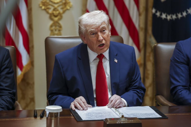 Trump propone más gasto militar y recorte a programas sociales