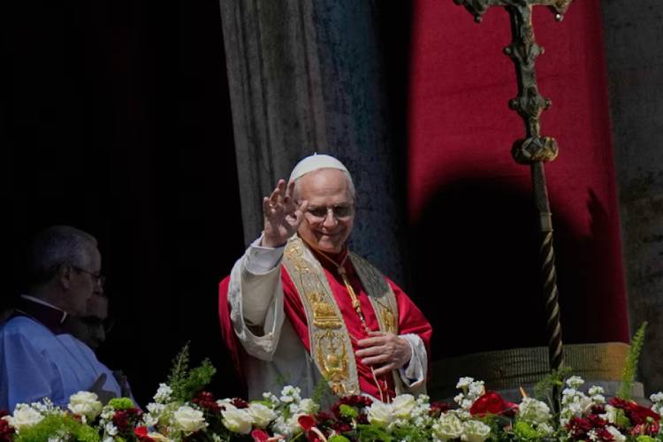 Papa León XIV llama a dejar las armas en su primera misa de Pascua