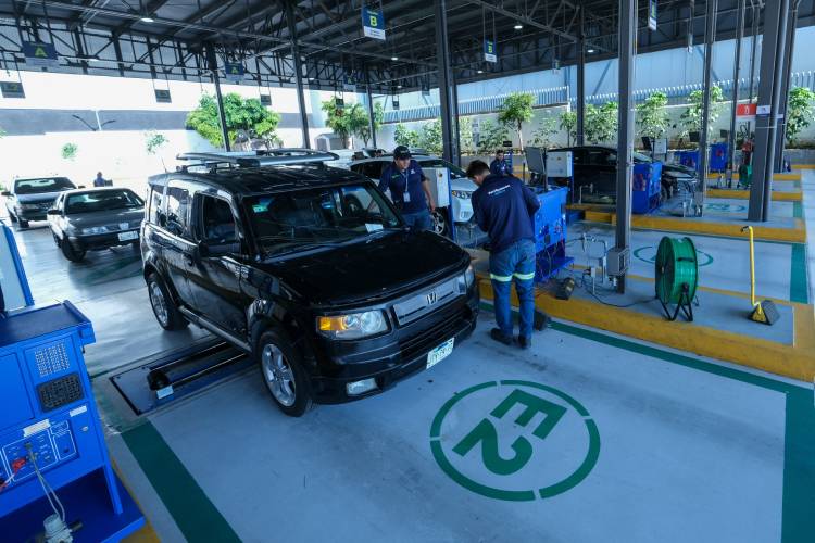 Acuden a verificar 230 mil automovilistas