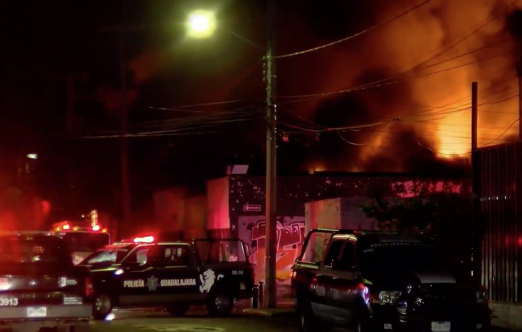 Voraz incendio consume tres fábricas en Guadalajara