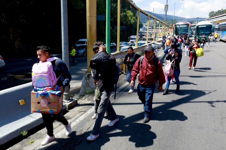 Bloqueos agravan riesgos para operadores y mercancías, advierten transportistas mexicanos