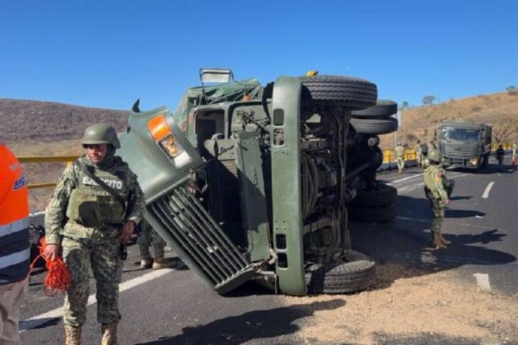 Dos soldados heridos al volcar camión militar