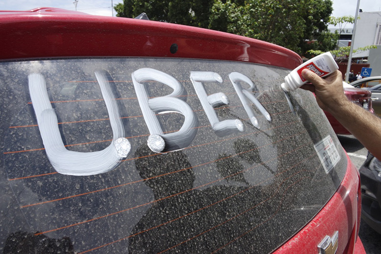 Choferes de ERT protestan para que les permitan operar en aeropuertos