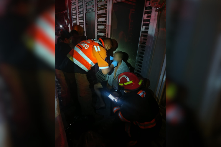 Rescatan a hombre atrapado durante incendio