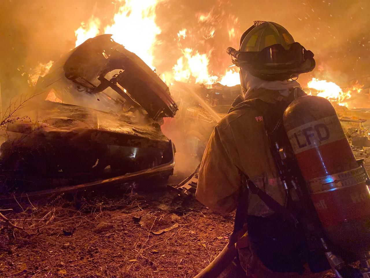 Incendio arrasa con más de 100 vehículos en El Salto