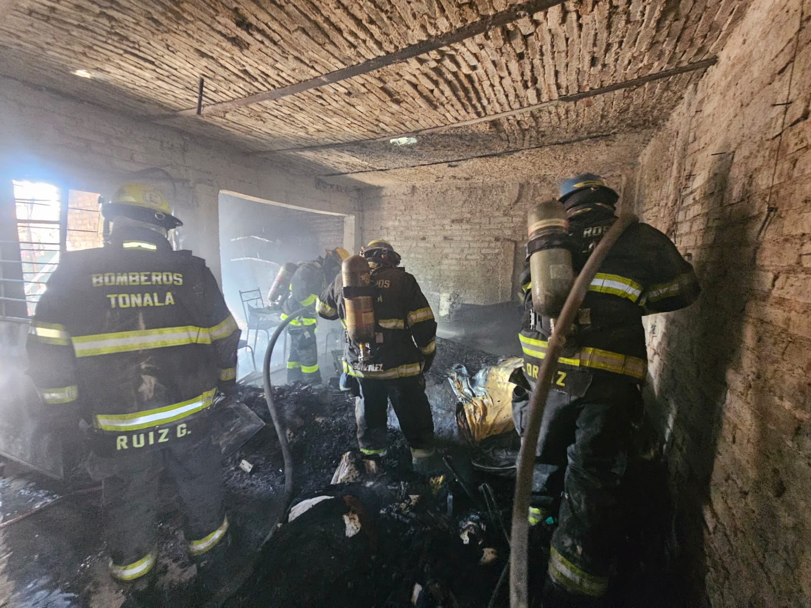 Bomberos rescatan a cinco perritos tras incendio