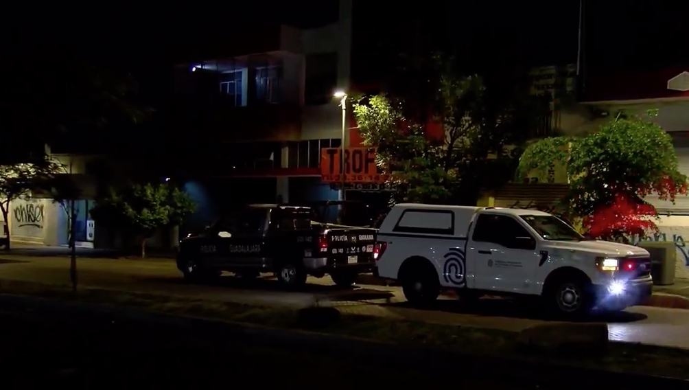 Investigan muerte de hombre localizado en banca del centro