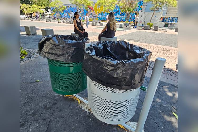 Colocan botes por desechos acumulados