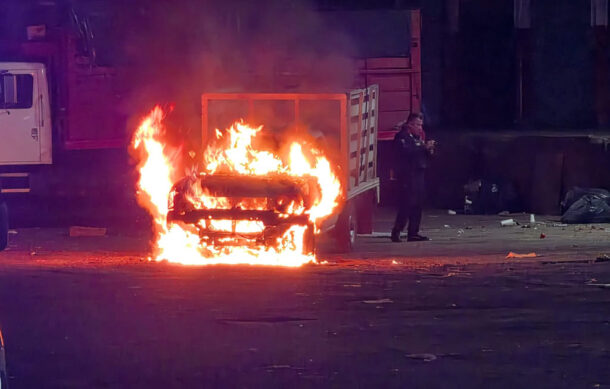 Camioneta se incendia cerca del Mercado de Abastos