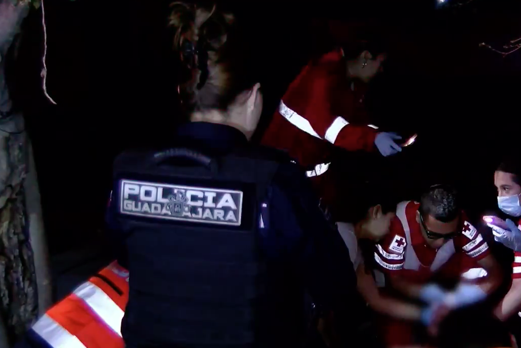 Abandonan a hombre herido tras arrojarlo de un vehículo