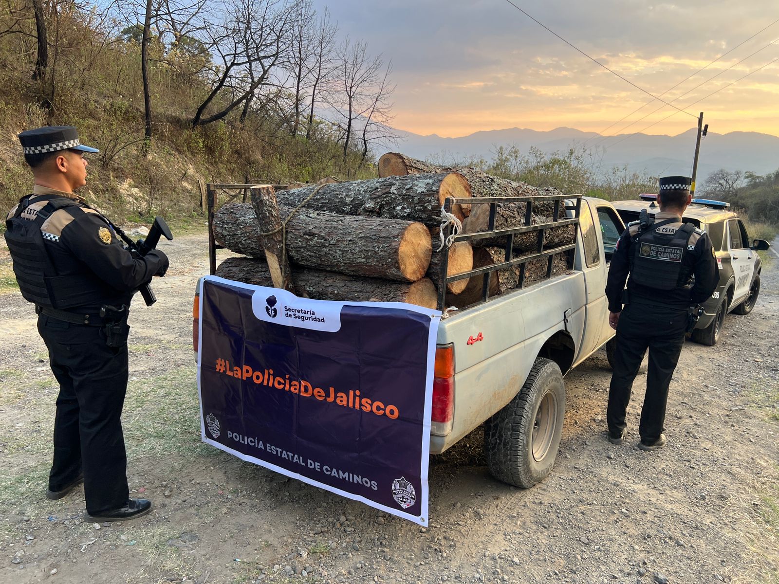 Detienen a dos hombres por presunto transporte ilegal de madera