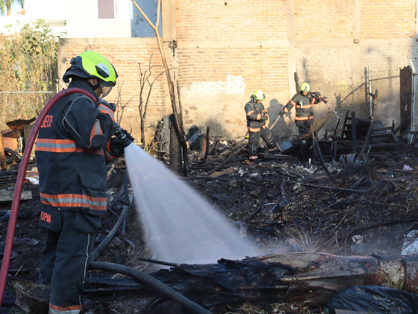 Incendio en vivienda improvisada deja dos lesionados