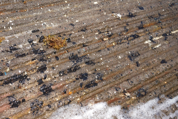 Pemex admite derrame en el Golfo; separa a tres funcionarios