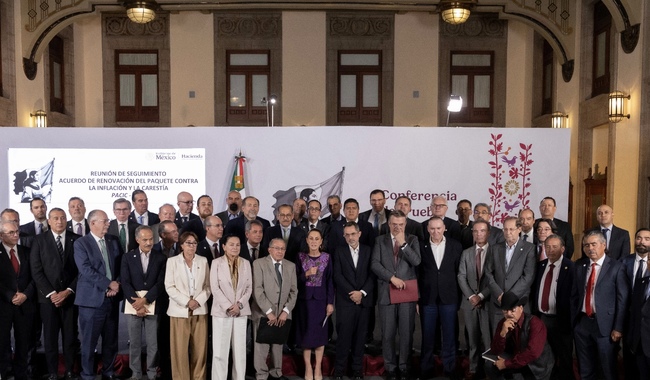 Acuerda Sheinbaum con empresarios mantener canasta básica en 910 pesos