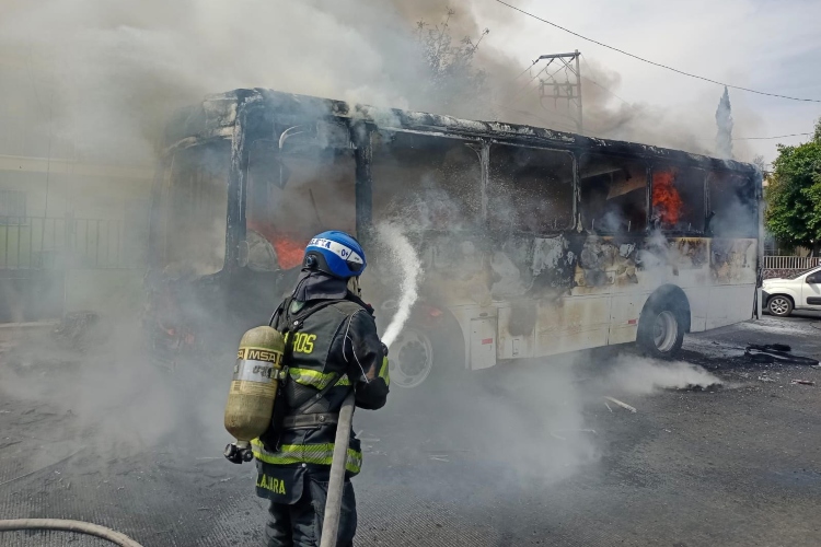 Sofocan incendio de camión al norte de GDL; no hubo lesionados