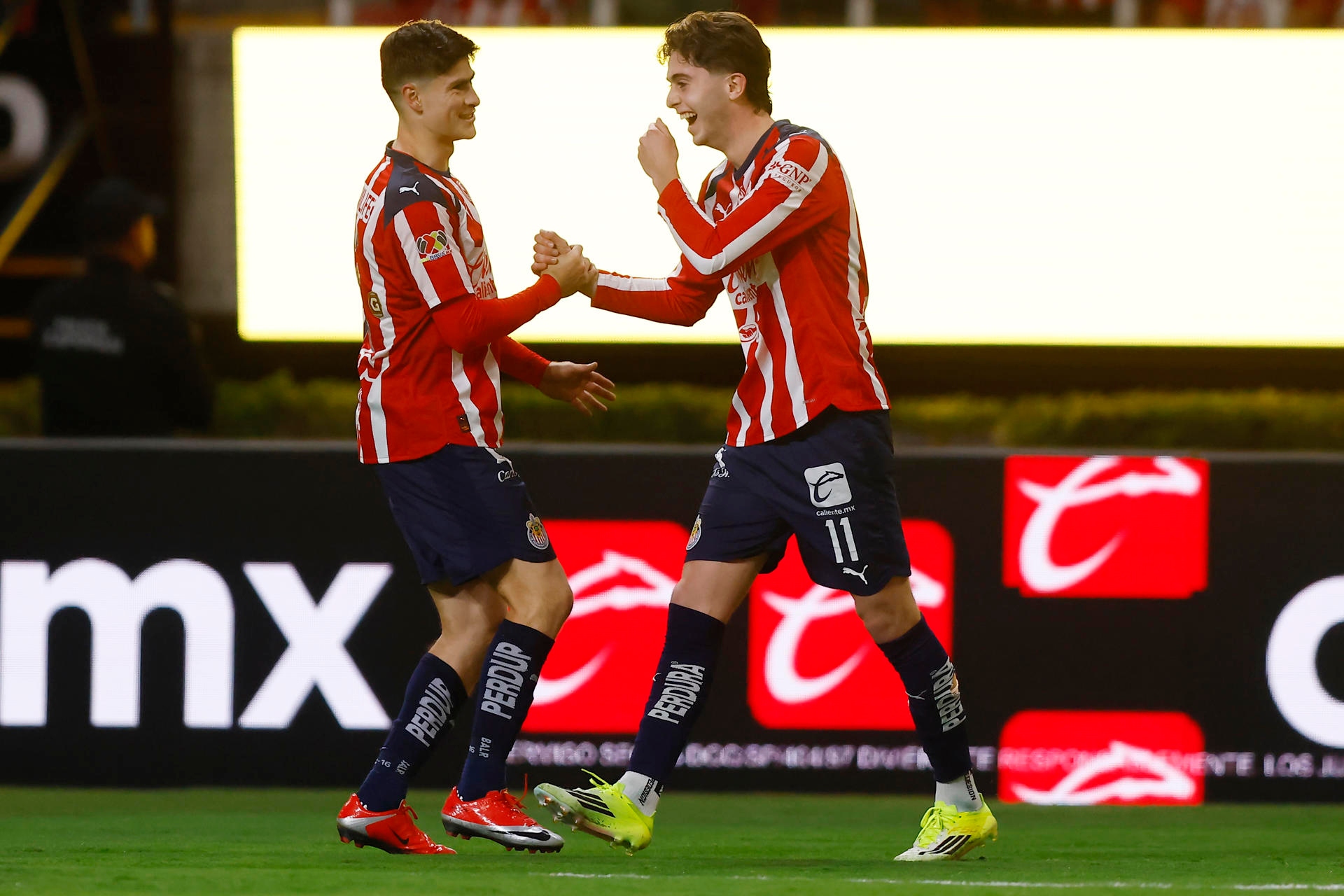 Chivas tunde al Puebla con un 5-0