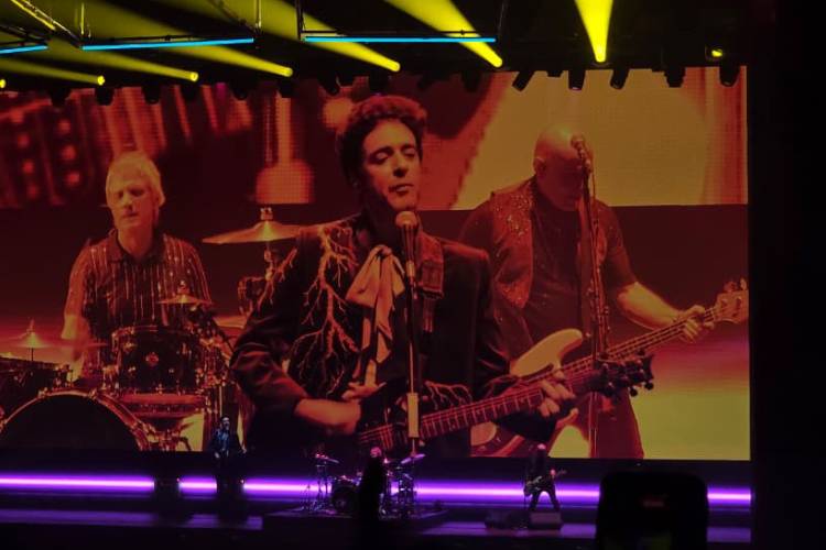 Con holograma de Cerati, Soda Stereo conquista el Telmex