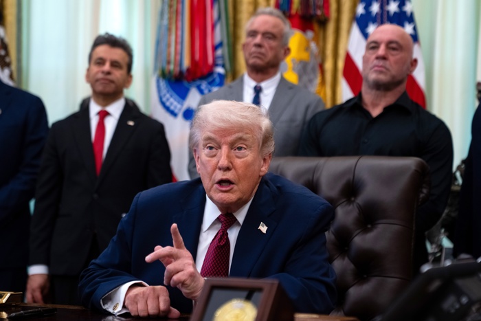 Trump contradice a su secretario de Energía y asegura que la gasolina bajará antes de 2027