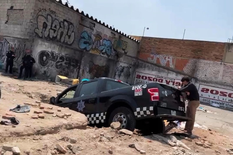 Patrulla tapatía cae en zanja