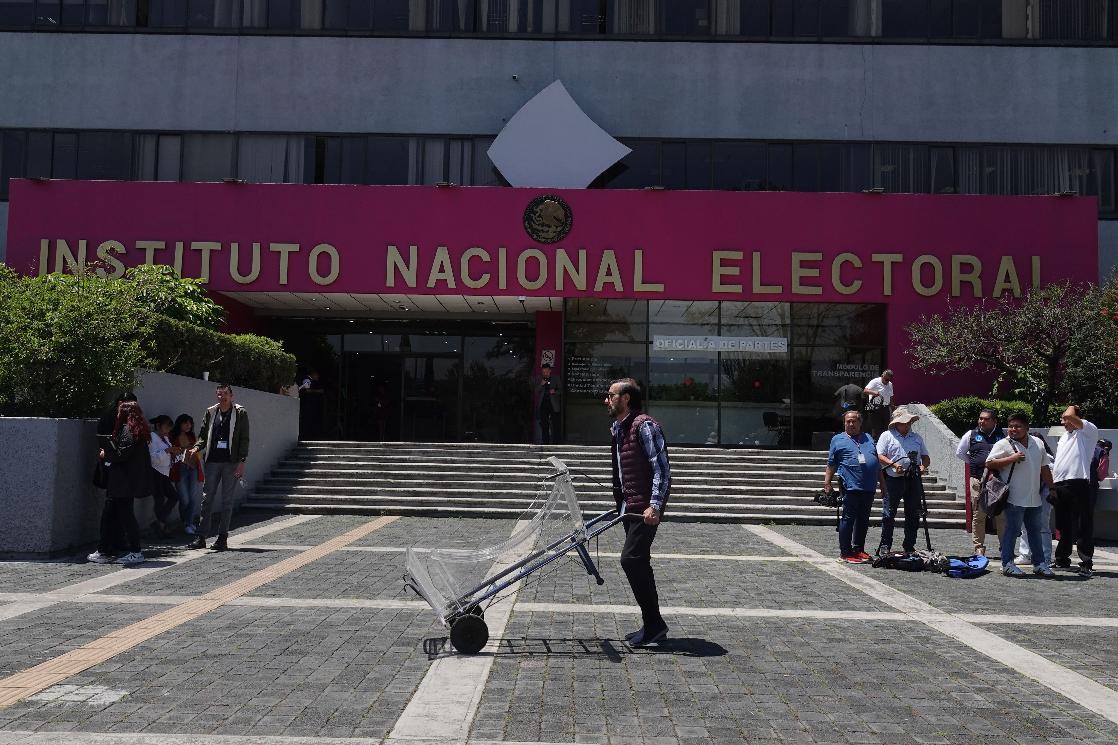 Monreal presenta quintetas finales para el INE entre críticas de la oposición