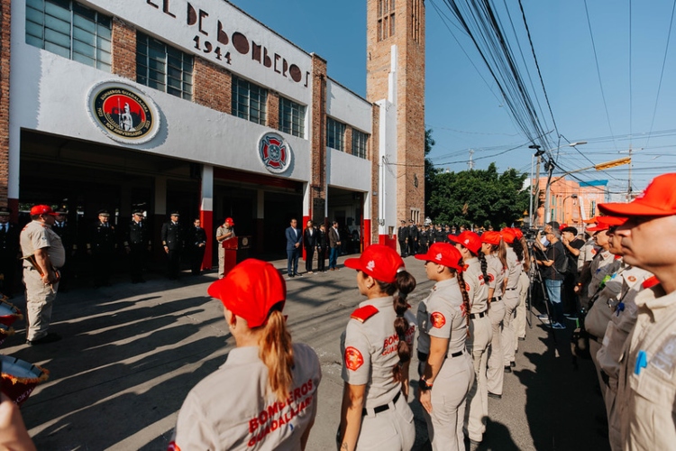 Rinden homenaje a bomberos caídos en explosiones