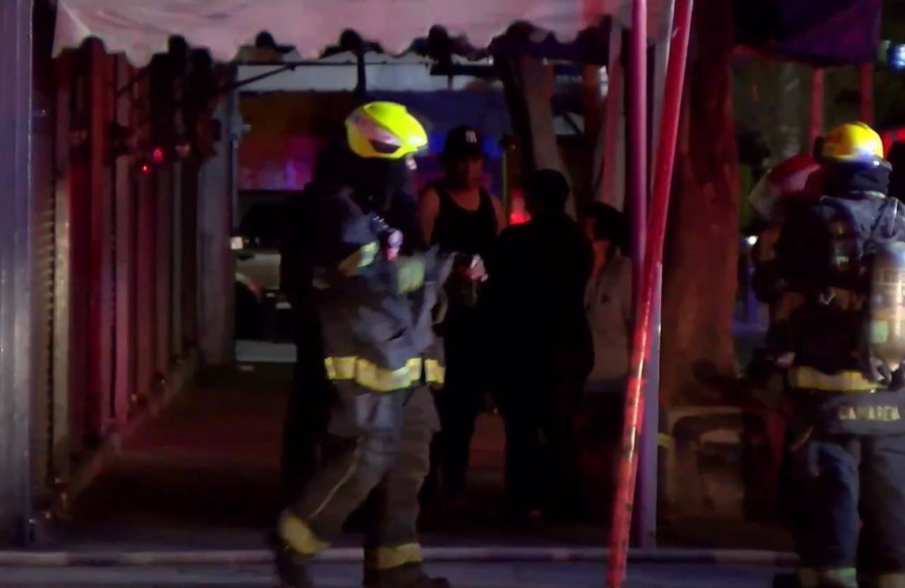 Incendio en mercado deja dos locales consumidos