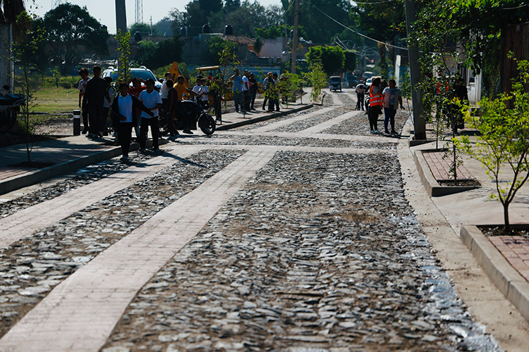 Entregan renovación de calle en San Sebastián