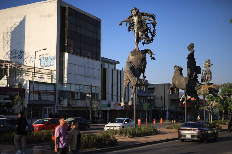 Entregan renovación de la Plaza de la República