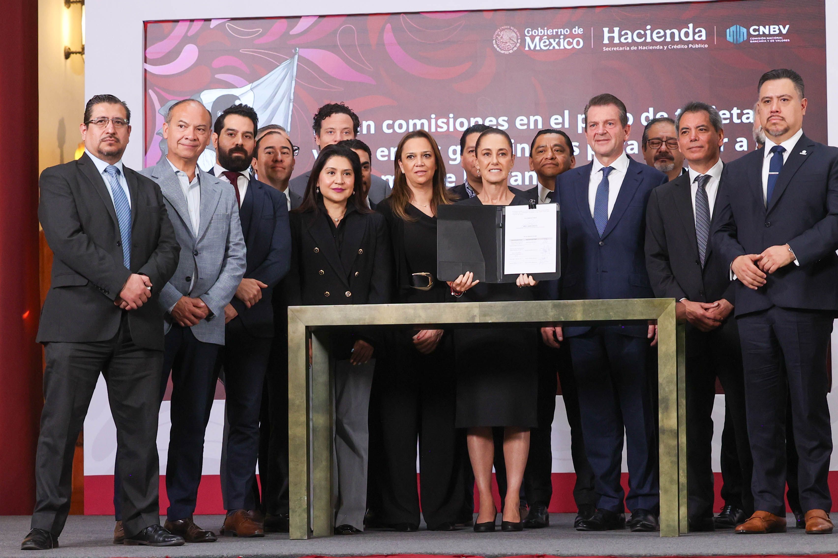 Reduce comisiones bancarias en gasolineras para contener alza de combustibles