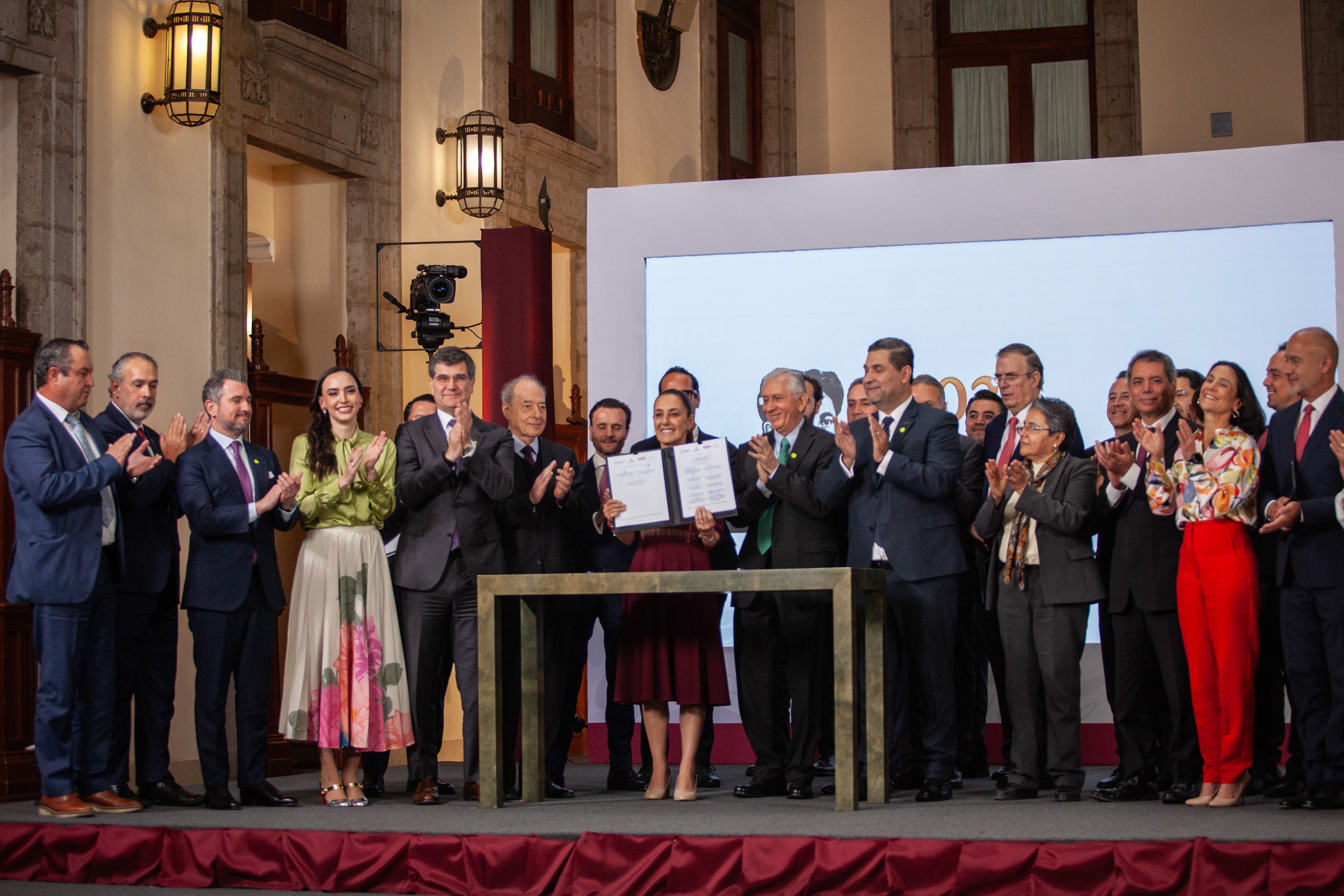 México firma acuerdo con industria siderúrgica para fortalecer producción nacional