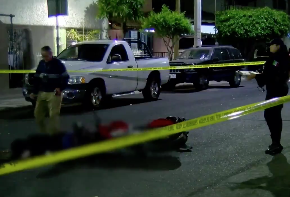 Motociclista muere tras choque con camioneta; mujer queda grave