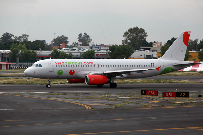Agentes revisan avión en Aeropuerto Internacional de Ciudad de México por amenaza de bomba