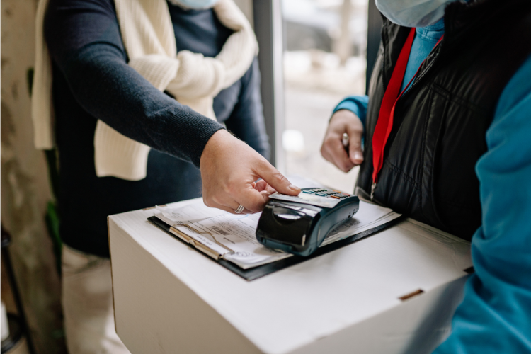 Detienen a hombre ligado a más de 20 fraudes en tiendas de autoservicio