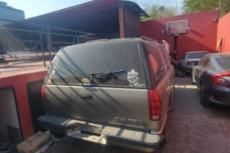 Asegura Fiscalía vehículos robados tras cateo